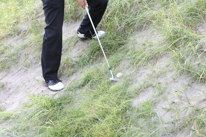 バンカーの土手の砂地にソールする