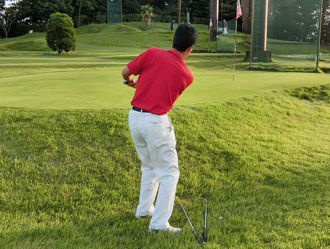 ゴルフお役立ち情報「芝生の抵抗が強いラフからのピッチショット」
