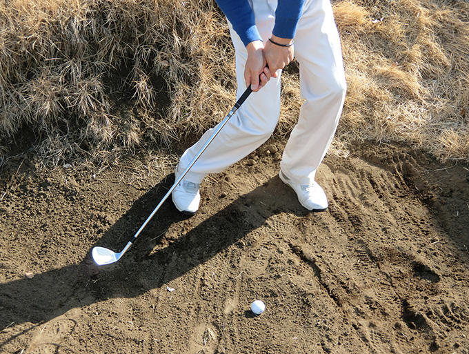 ゴルフお役立ち情報「バンカーですくい上げないようにするには」
