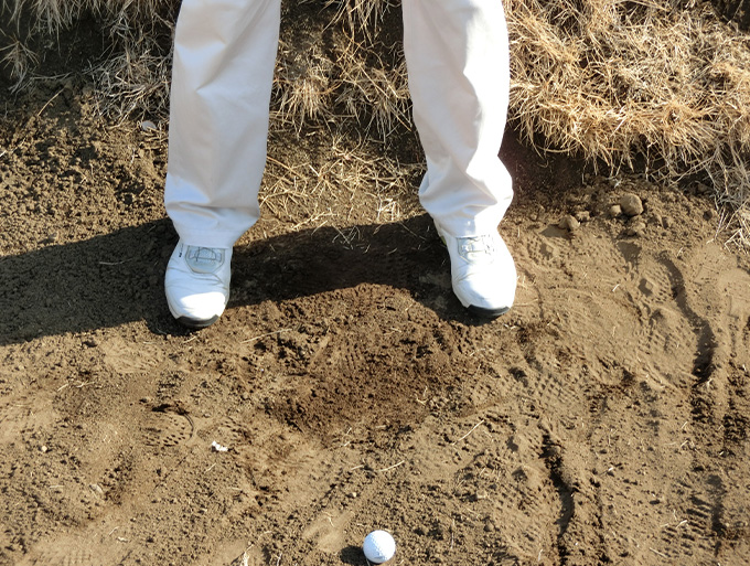 ゴルフお役立ち情報「バンカーですくい上げないようにするには」