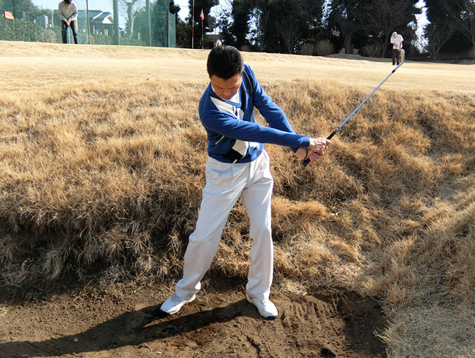 ゴルフお役立ち情報「バンカーですくい上げないようにするには」