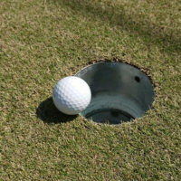 今月のゴルフクイズ 「ホールの淵の落ちかけているボール」