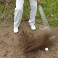 今月のゴルフクイズ 「バンカーショットの素振りで複数回ヘッドが砂に触れた」