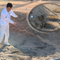 今月のゴルフクイズ 「バンカーから脱出できないときにバンカー外に出す方法」