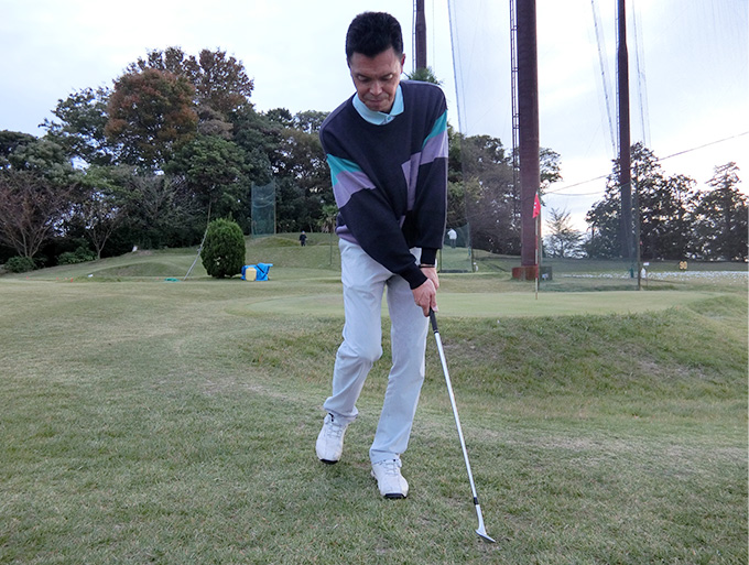 ゴルフお役立ち情報「足踏みを踏むようにアプローチ」