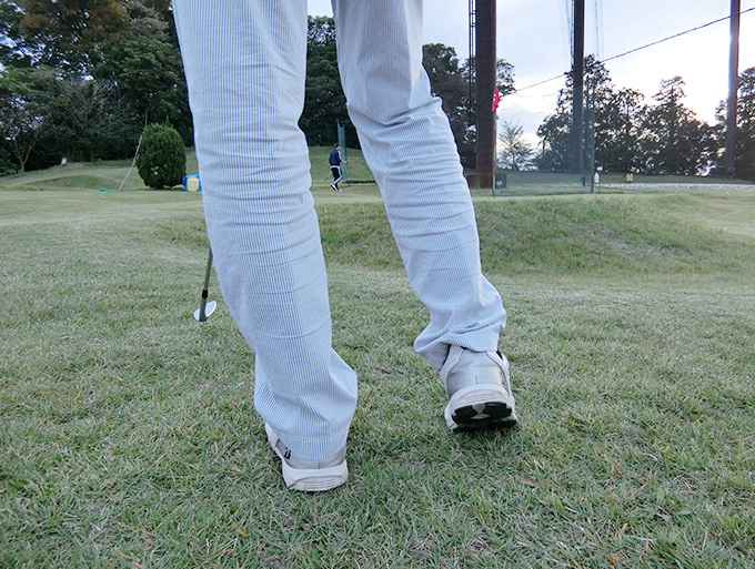 ゴルフお役立ち情報「足踏みを踏むようにアプローチ」