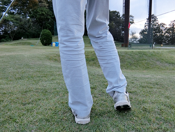 ゴルフお役立ち情報「足踏みを踏むようにアプローチ」