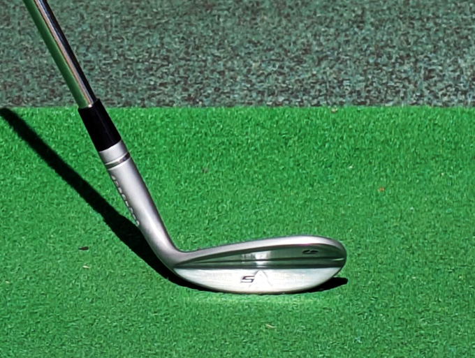 ゴルフお役立ち情報「フェースの向きはリーディングエッジの向きだけでは決まらない」