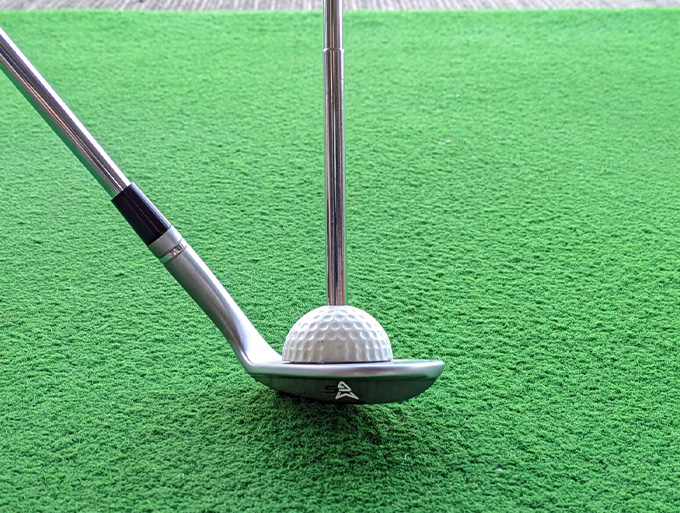 ゴルフお役立ち情報「フェースの向きはリーディングエッジの向きだけでは決まらない」