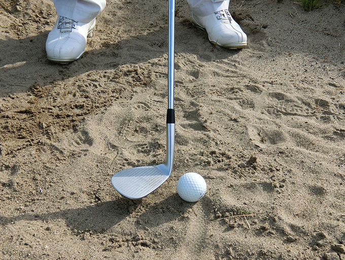 ゴルフお役立ち情報「砂の硬さの違いで打ち方を変える」
