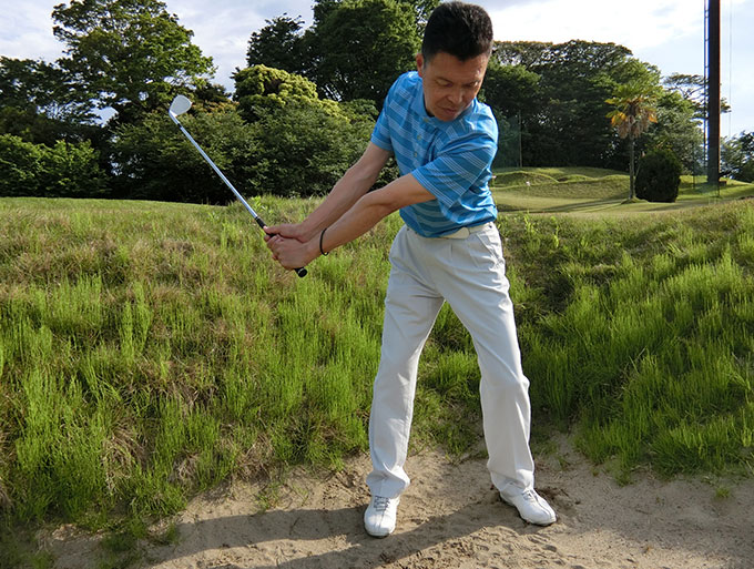 ゴルフお役立ち情報「砂の硬さの違いで打ち方を変える」