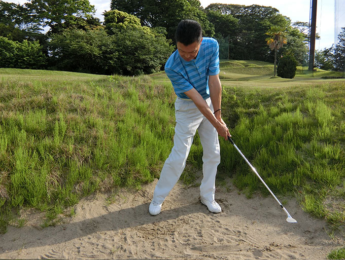 ゴルフお役立ち情報「砂の硬さの違いで打ち方を変える」